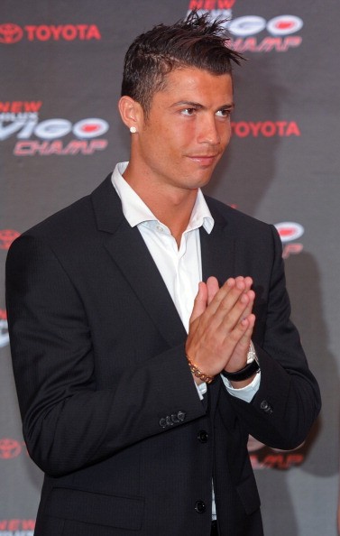 Ronaldo học cách chào truyền thống của người Thái.